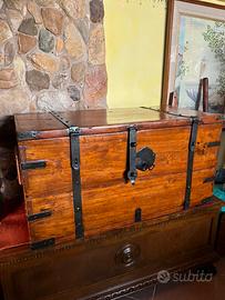 Forziere antico in legno massello e ferro battuto