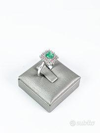 Anello in oro con smeraldo e diamanti