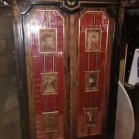 Mobile antico con fregi, mosaici e dipinti