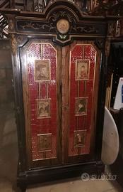 Mobile antico con fregi, mosaici e dipinti