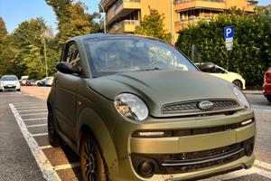 Microcar wrappata color verde militare