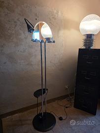 Porta abiti postmoderno con lampada