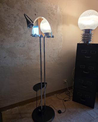 Porta abiti postmoderno con lampada