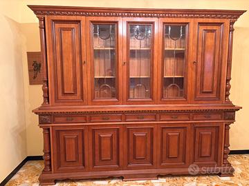 Grande credenza con vetrina in legno stile classic