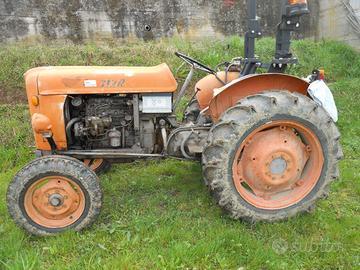 Trattore agricolo d'epoca