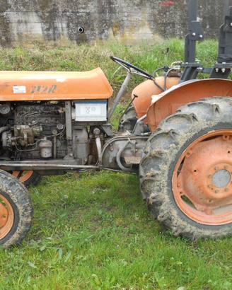 Trattore agricolo d'epoca