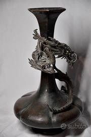 Antico vaso giapponese in bronzo