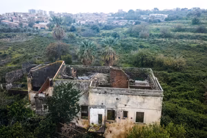 Terreno Via Palermo mq 93000 con Casale Antico