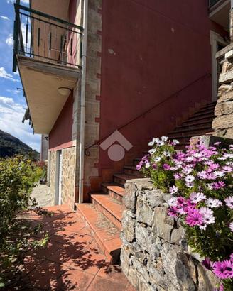 5 LOCALI A CASTIGLIONE CHIAVARESE