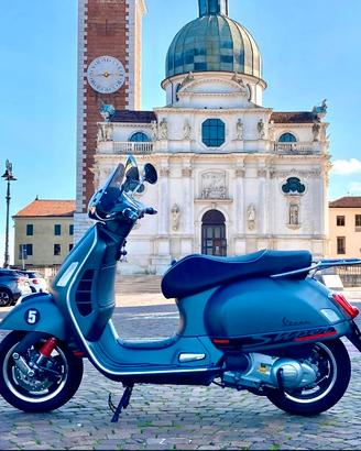 Vespa 300 GTS Super Sport