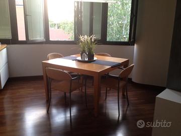 Tavolo in legno +4 sedie