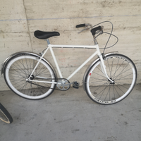 Bicicletta bianca scatto fisso