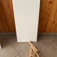 Mensola bianca con supporti in legno