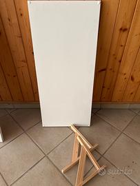 Mensola bianca con supporti in legno