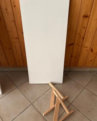 Mensola bianca con supporti in legno
