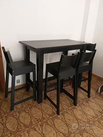 tavolo alto con 4 sedie colore nero
