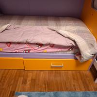 letto a castello con scaletta e libreria arancione