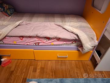 letto a castello con scaletta e libreria arancione