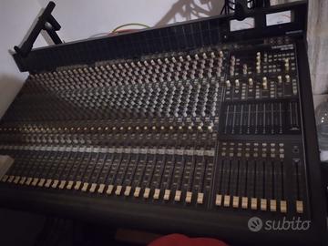 Strumentazione varia per studio di registrazione