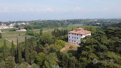 Villa di 1337 m² con più di 5 locali e box auto do