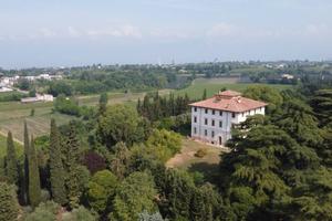 Villa di 1337 m² con più di 5 locali e box auto do