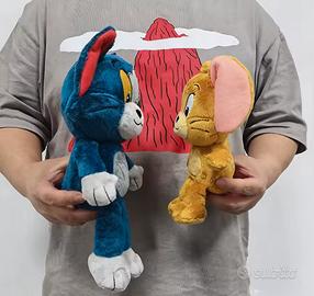 Teddys Rothenburg Tom & Jerry – Peluche Di Tom Seduto, 20 Cm – Morbido E Lavabile – Blu, Grigio E Marrone - 4
