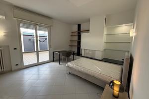 Modena Est: camera arredata con terrazzo