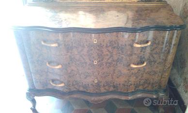 Mobili antichi armadi tavoli cassettoni camere