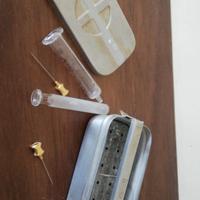 Siringa antica di vetro con contenitore