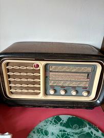 Radio a valvole Magnadyne SV45 vintage in legno