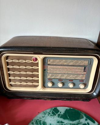 Radio a valvole Magnadyne SV45 vintage in legno
