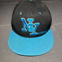 Cappello nero con frontino blu senza difetti