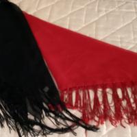 Scialli donna nero e rosso con frange