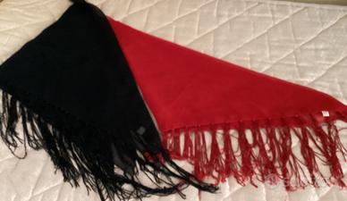 Scialli donna nero e rosso con frange