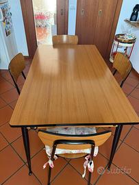 Tavolo allungabile con 6 sedie