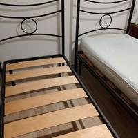 letti singoli in ferro battuto con reti