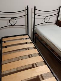 letti singoli in ferro battuto con reti