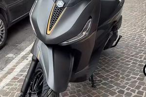 Piaggio Beverly Tourer 400 25 anniversario grigio 