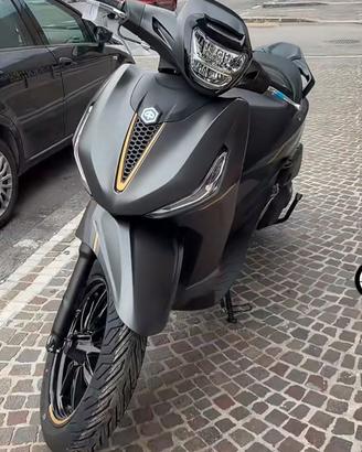 Piaggio Beverly Tourer 400 25 anniversario grigio 