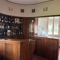 Bar in legno con 4 sgabelli