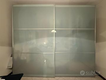 armadio con porte scorrevoli