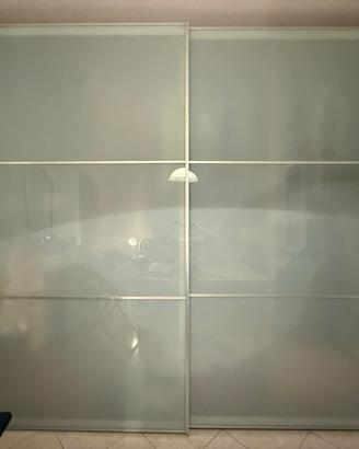 armadio con porte scorrevoli