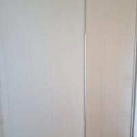 Armadio bianco con ante scorrevoli