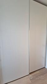 Armadio bianco con ante scorrevoli