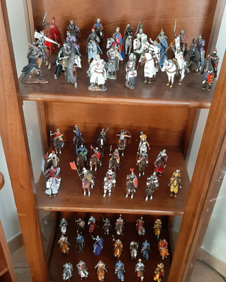 splendida collezione di 57 cavalieri medievali