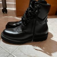 Stivali Moncler neri – in pelle, stile combat boot