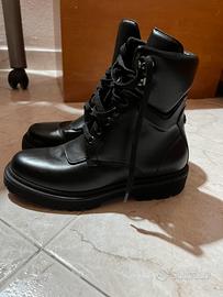 Stivali Moncler neri – in pelle, stile combat boot