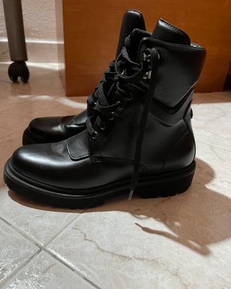 Stivali Moncler neri – in pelle, stile combat boot