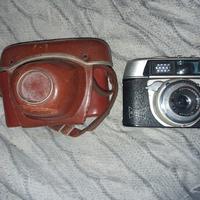 macchina fotografica vintage reporter ben tenuta 