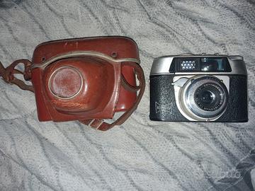 macchina fotografica vintage reporter ben tenuta 